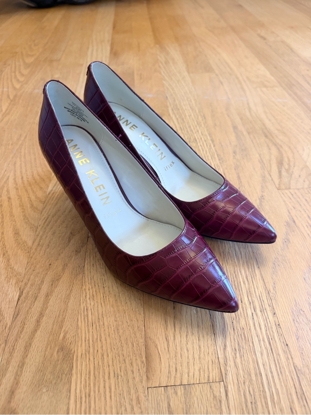 Ladies Size 8.5 "Anne Klein" Leather Burgundy Croc-Embossed Pointed-Toe Pumps GC